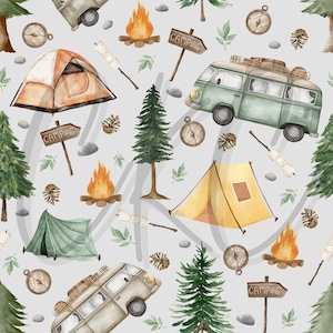 Puede incluir: Ilustración en acuarela de un patrón con temática de camping. El diseño presenta tiendas de campaña, fogatas, brújulas, pinos, furgonetas vintage, malvaviscos en palitos y letreros de camping en un patrón repetitivo sobre un fondo gris claro.