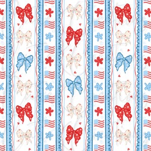 Puede incluir: Un patrón repetitivo con lazos rojos, blancos y azules, banderas americanas y acentos florales. Los lazos tienen patrones de estrellas y se intercalan con flores y banderas estilizadas. El diseño está sobre un fondo blanco con rayas verticales.
