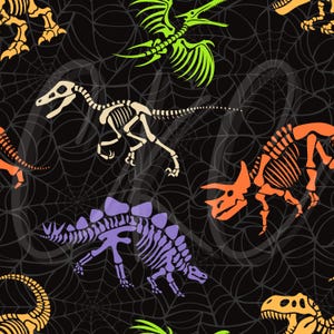 Può includere: Un motivo senza cuciture con scheletri di dinosauri nei colori arancione, viola e crema, su uno sfondo nero con un disegno a ragnatela. L'immagine include varie specie di dinosauri.