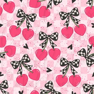 Op de afbeelding: Naadloos patroon met roze hartvormige kersen met zwart-witte geblokte strikken op een roze en witte geblokte achtergrond. Kleine zwarte harten en sterren zijn verspreid over het ontwerp.