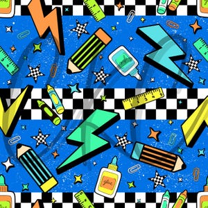 Puede incluir: Un patrón vibrante y repetitivo con útiles escolares sobre un fondo azul. El diseño incluye lápices, reglas, botellas de pegamento, crayones, clips, rayos y estrellas. El patrón tiene una textura grunge y una franja a cuadros en blanco y negro.