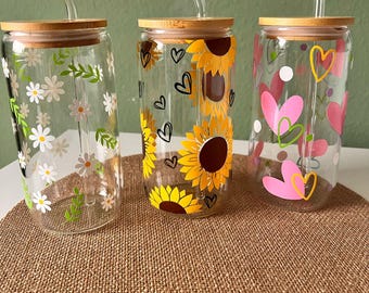 Drinking glass, flowers, hearts, sunflowers. Drinking glass with bamboo lid and glass straw.
