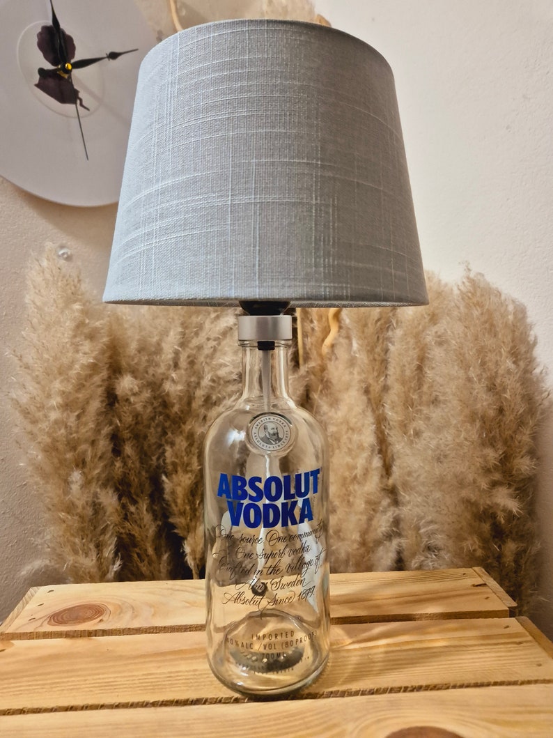 Vodka Absolut lamp, Vodka Absolut table lamp, Vodka Absolut upcycling, Vodka Absolut gift, Vodka Absolut gift, DIY lamp, Vodka unique Stoff Silbergrau