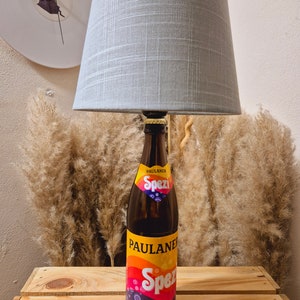 Paulaner Spezi Lampe, Paulaner Spezi Flaschenlampe, Paulaner Spezi Tischlampe, Geschenk, Upcycling, Flasche, Bottlelamp, Unikat, Gift Stoff Silbergrau