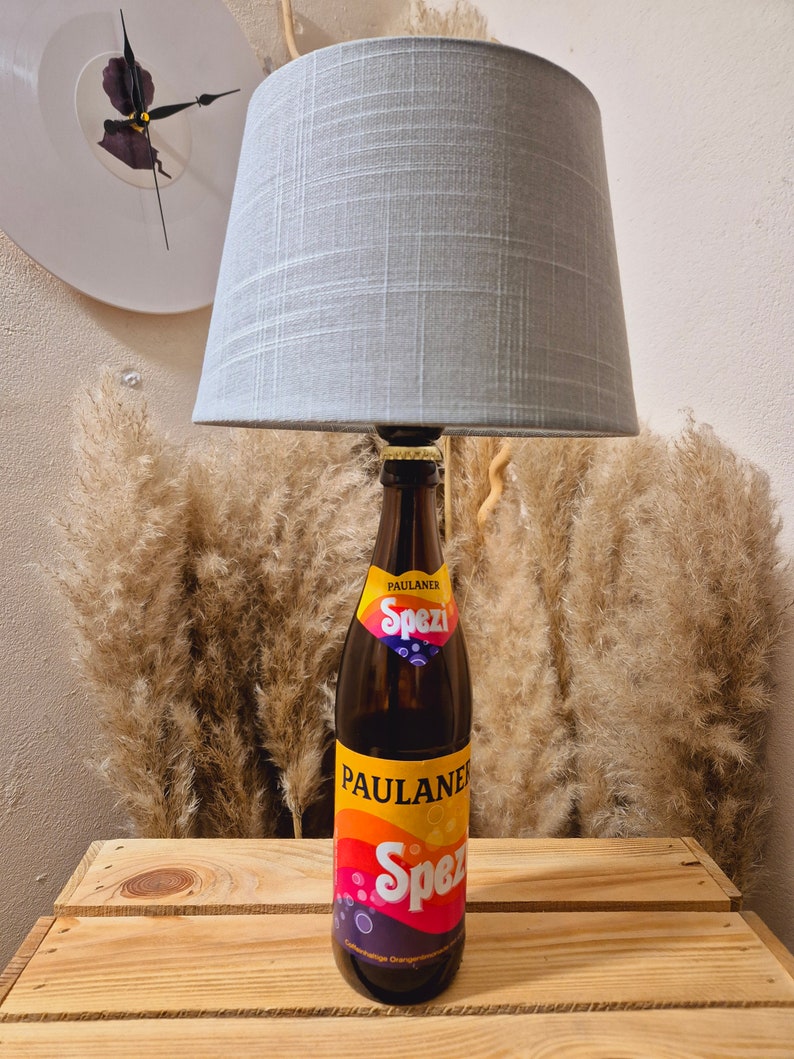 Paulaner Spezi Lampe, Paulaner Spezi Flaschenlampe, Paulaner Spezi Tischlampe, Geschenk, Upcycling, Flasche, Bottlelamp, Unikat, Gift Stoff Silbergrau