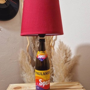 Paulaner Spezi Lampe, Paulaner Spezi Flaschenlampe, Paulaner Spezi Tischlampe, Geschenk, Upcycling, Flasche, Bottlelamp, Unikat, Gift Leinenoptik Rot