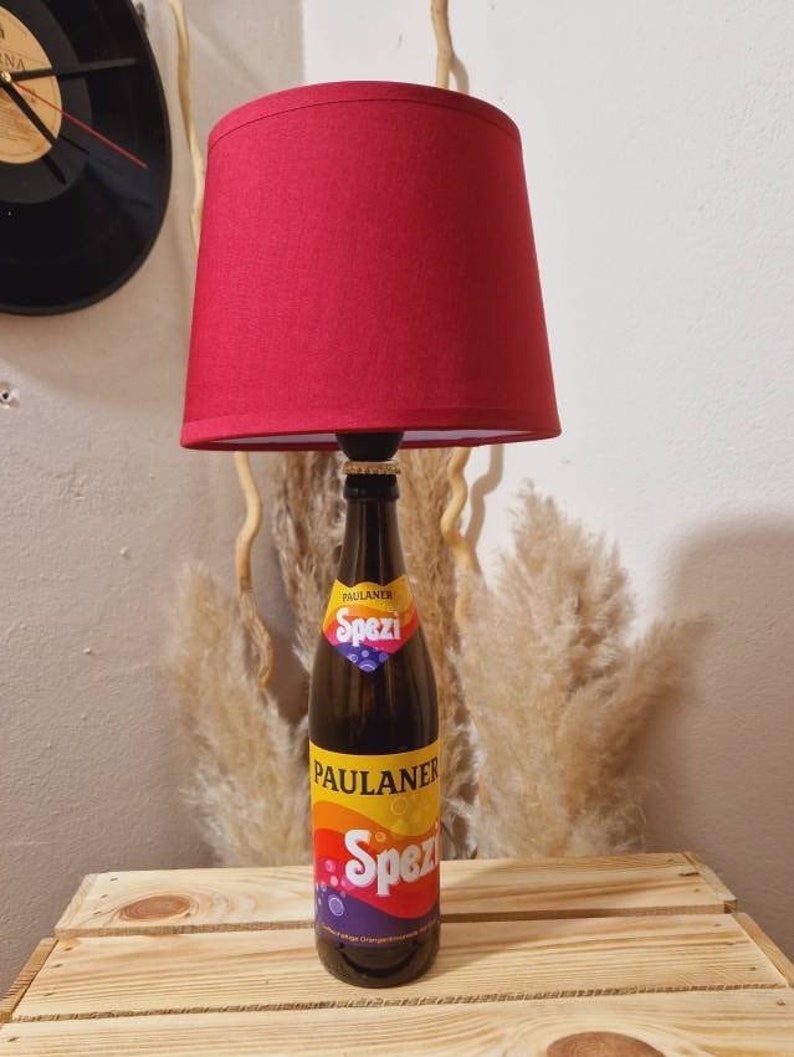 Paulaner Spezi Lampe, Paulaner Spezi Flaschenlampe, Paulaner Spezi Tischlampe, Geschenk, Upcycling, Flasche, Bottlelamp, Unikat, Gift Leinenoptik Rot