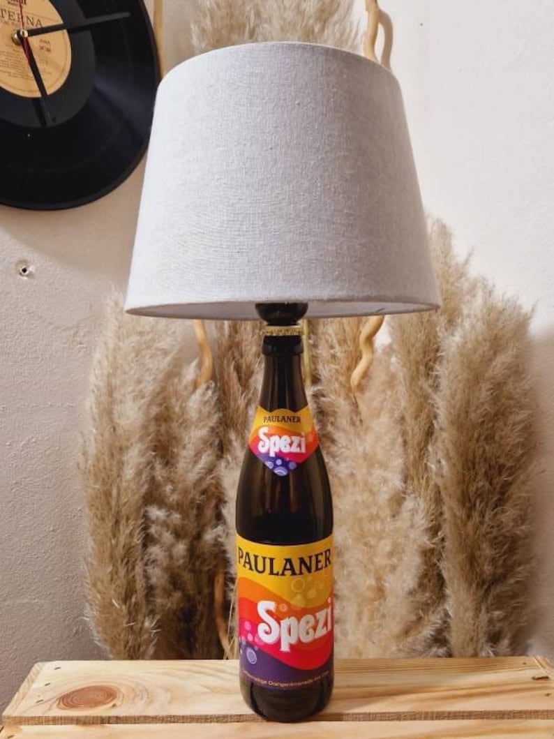 Paulaner Spezi Lampe, Paulaner Spezi Flaschenlampe, Paulaner Spezi Tischlampe, Geschenk, Upcycling, Flasche, Bottlelamp, Unikat, Gift Stoff Taupe