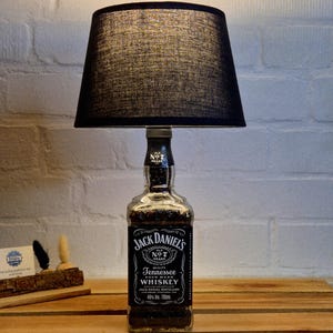 Återvunnen bordslampa gjord av en tom Jack Daniel's whiskyflaska – den perfekta presenten! En unik och exceptionell flasklampa.