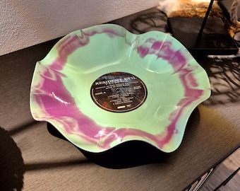 Bunte Schallplatten Schale aus einer echten Vinyl Schallplatte die zu einem außergewöhnlichen Dekoration / Kunstobjekt verarbeitet wurde .