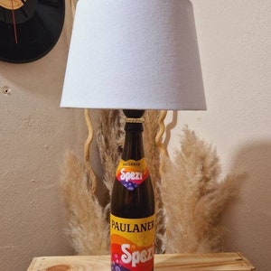 Paulaner Spezi Lampe, Paulaner Spezi Flaschenlampe, Paulaner Spezi Tischlampe, Geschenk, Upcycling, Flasche, Bottlelamp, Unikat, Gift Stoff Weiß