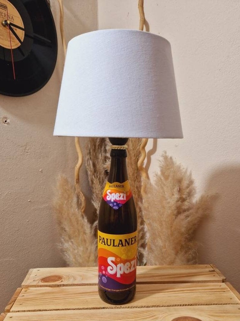 Paulaner Spezi Lampe, Paulaner Spezi Flaschenlampe, Paulaner Spezi Tischlampe, Geschenk, Upcycling, Flasche, Bottlelamp, Unikat, Gift Stoff Weiß