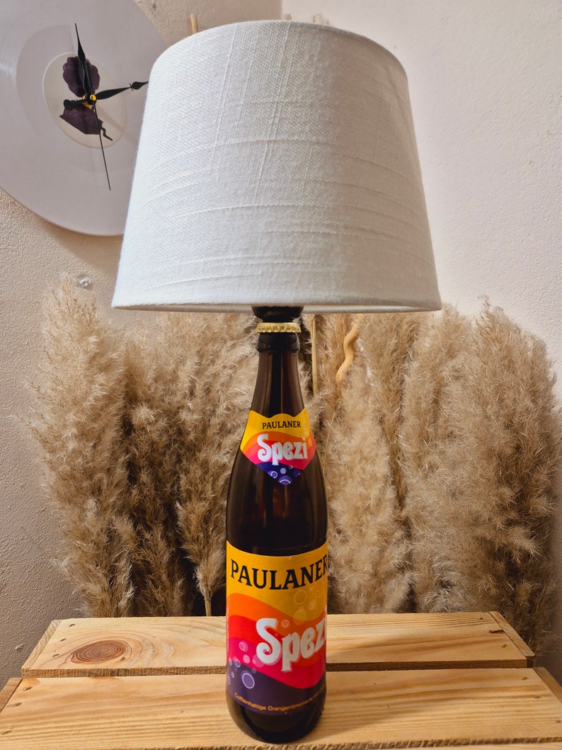 Paulaner Spezi Lampe, Paulaner Spezi Flaschenlampe, Paulaner Spezi Tischlampe, Geschenk, Upcycling, Flasche, Bottlelamp, Unikat, Gift Stoff Creme