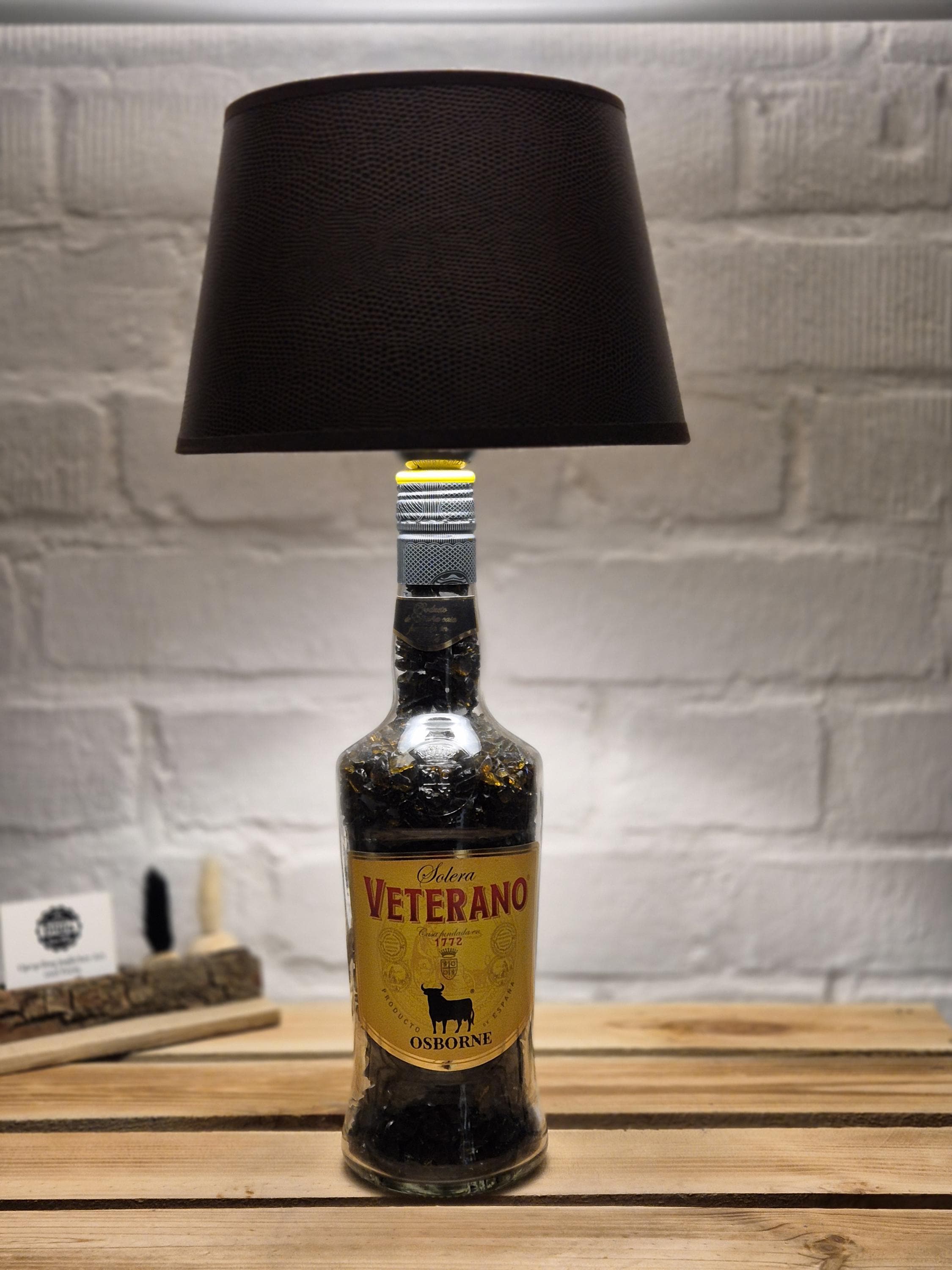 Tischlampe aus einer leeren Osborne Veterano Flasche als Upcycling Flaschenlampe das Geschenk für Liebhaber außergewöhnliche Geschenkidee