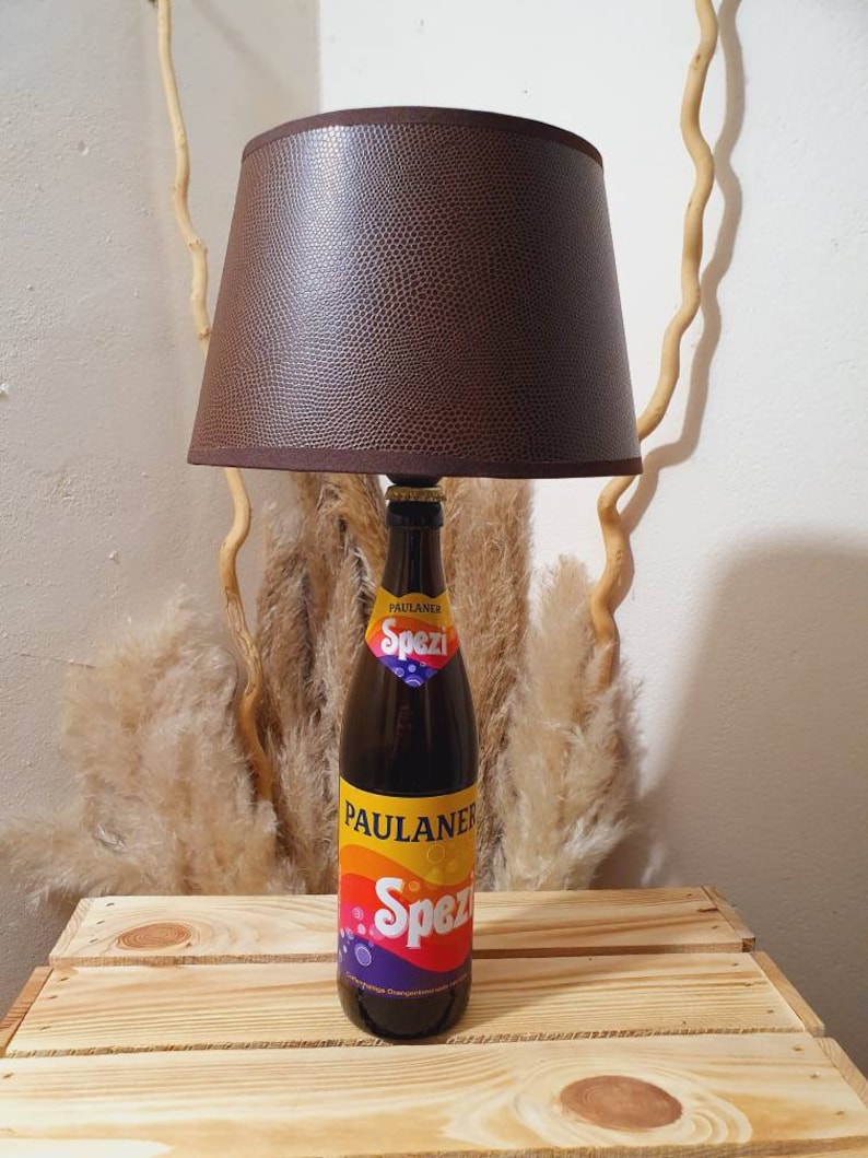 Paulaner Spezi Lampe, Paulaner Spezi Flaschenlampe, Paulaner Spezi Tischlampe, Geschenk, Upcycling, Flasche, Bottlelamp, Unikat, Gift Lederoptik Braun