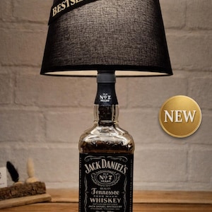 Lampa stołowa Jack Daniel's – ręcznie robiona lampa z butelki whisky, idealny prezent. Wyjątkowy i niepowtarzalny design z recyklingu.