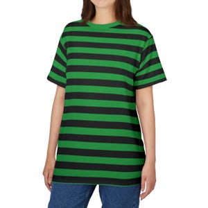 Puede incluir: Una camiseta de rayas verdes y negras con mangas cortas y cuello redondo.