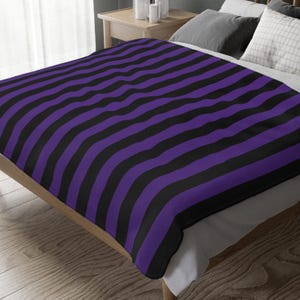 Lila Schwarz Gestreifte Minky Decke: Gothic Emo Decke