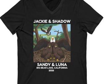 Camiseta con cuello en V Jackie & Shadow 2026 Sandy And Luna Big Bear Baby Bald Eagles Graphic Tee