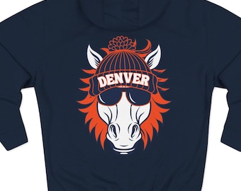 Puede incluir: Sudadera con capucha azul marino con una cabeza de caballo blanca, melena naranja y un gorro Denver. El caballo lleva gafas de sol. La palabra "DENVER" está impresa en blanco en el gorro.