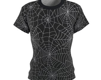 Könnte beinhalten: Schwarzes T-Shirt mit einem weißen Spinnennetz-Muster.