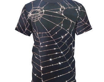 Könnte beinhalten: Ein schwarzes T-Shirt mit einem weißen Spinnennetz-Design. Das Netz ist detailliert und kompliziert, mit einem subtilen Glanzeffekt.