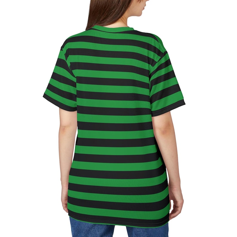 Puede incluir: Una camiseta de rayas negras y verdes con mangas cortas.