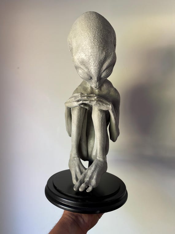50 Cm Alien on Base / Alien / Oddities / Cabinet of Curiosities