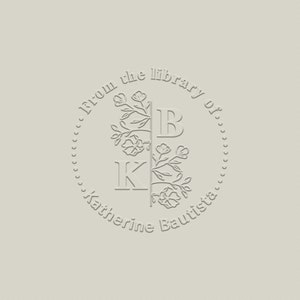 Könnte beinhalten: Ein runder, weißer, geprägter Stempel mit dem Text "From the library of Katherine Bautista" und einem floralen Design mit den Initialen "KB" in der Mitte.