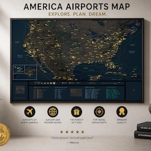 Op de afbeelding: Een ingelijste kaart van Amerikaanse luchthavens, met de tekst "AMERICA AIRPORTS MAP" en "EXPLORE. PLAN. DREAM." De kaart is donkerblauw met gele luchthavenmarkeringen. Extra tekst bevat "AIRPORTS OF NORTH AMERICA" en "THE PERFECT GIFT IDEA."