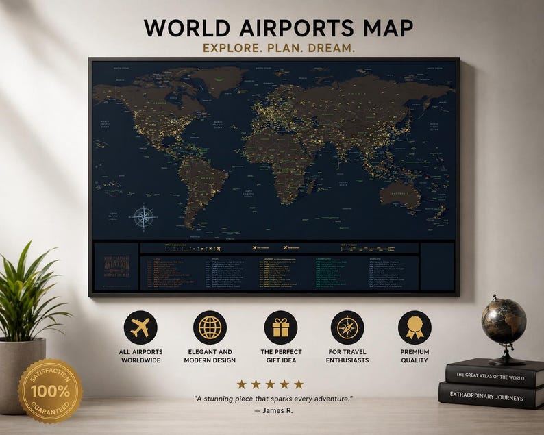 Op de afbeelding: Een wereldkaart van luchthavens in een lijst met de tekst "WORLD AIRPORTS MAP EXPLORE. PLAN. DREAM." De kaart is donkerblauw met gouden accenten. Daaronder staan iconen en tekst: "ALL AIRPORTS WORLDWIDE", "ELEGANT AND MODERN DESIGN", "THE PERFECT GIFT IDEA", "FOR TRAVEL ENTHUSIASTS".