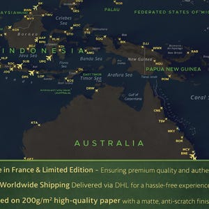 Op de afbeelding: Een gedetailleerde kaart van Zuidoost-Azi&euml; en Australi&euml;, met talrijke vliegtuigpictogrammen die vliegroutes aangeven. De kaart is in groen- en blauwtinten, met tekst in een lichtgroene lettertype. De onderkant van de afbeelding bevat tekst over de kwaliteit en verzending van het product.