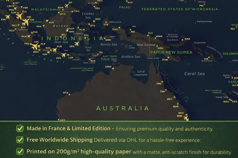 Op de afbeelding: Een gedetailleerde kaart van Zuidoost-Azi&euml; en Australi&euml;, met talrijke vliegtuigpictogrammen die vliegroutes aangeven. De kaart is in groen- en blauwtinten, met tekst in een lichtgroene lettertype. De onderkant van de afbeelding bevat tekst over de kwaliteit en verzending van het product.