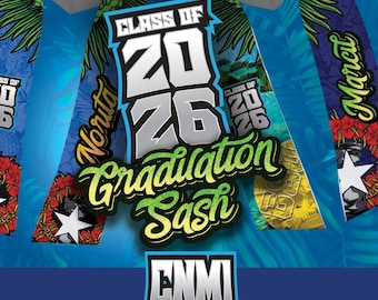Könnte beinhalten: Blaue Abschluss-Schärpe mit der Aufschrift "Class of 2026" und "Graduation Sash". Die Schärpe hat ein tropisches Design mit Palmenblättern und floralen Akzenten. Die Namen "Norita" und "Marat" sind ebenfalls sichtbar.