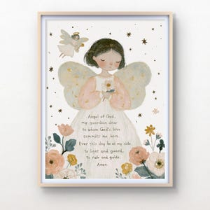 Könnte beinhalten: Ein gerahmter Kunstdruck mit einer zentralen Engelsfigur mit dunklem Haar und großen Flügeln, die eine weiße Blume hält. Die Illustration enthält florale Elemente und den Text: Angel of God, my guardian dear, to whom God's love commits me here. Ever this day be at my side, to light and guard, to rule and guide. Amen.