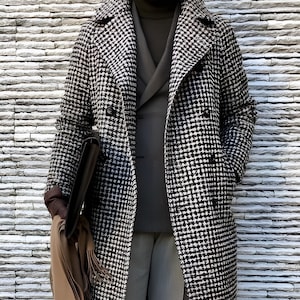 Men&#39;s Custom fit Houndstooth Double Breasted Tweed Overcoat Peak Lapel Knee Length Eight Buttons Long Coat For Men.