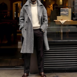 Men&#39;s Stylish Grey Herringbone Double Breasted Tweed Overcoat Peak Lapel Knee Length Six Buttons Long Coat For Men.