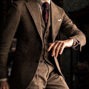 Retro Men&#39;s Brown Wool Three Piece Suit Classic Winter Wedding Regular Fit Suit For Him.