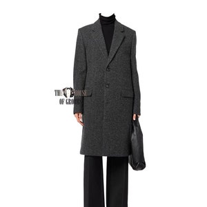 Men&#39;s Charcoal Grey Single Breasted Wool Overcoat Peak Lapel Knee Length Three Buttons Long Coat For Men.