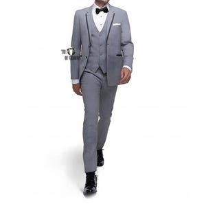Men&#39;s Light Grey Tuxedo Suit 3-Piece Formal Set with Black Contrast Trim.