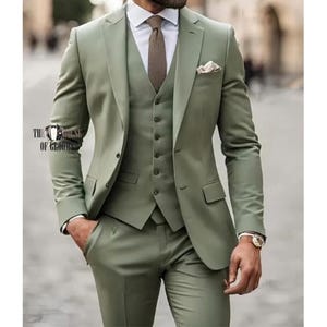 Męski, 3-częściowy garnitur ślubny w kolorze szałwiowej zieleni, dopasowany do sylwetki