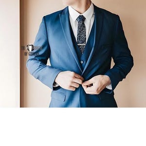 Men&#39;s Bold Blue 3-Piece Suit Formal Slim Fit Suit with Notch Lapel and Vest.
