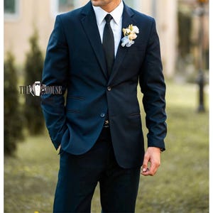 Men's Classic Navy Blue Two-Piece Suit Slim Fit Formal Wedding Suit with Blazer and Trousers.