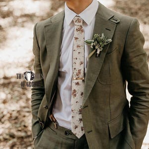 Men&#39;s Olive Green Linen Suit 2 Piece Rustic Wedding Suit Safari Style with Slim Fit Design.
