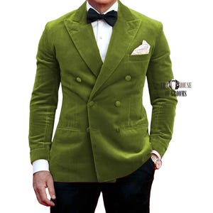 Men&#39;s Olive Green Velvet Double-Breasted Blazer Formal Tuxedo Jacket with Peak Lapel.