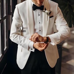 Men&#39;s White Tuxedo Dinner Jacket Formal Groom Wedding Suit Peak Lapel Black Tie Attire.