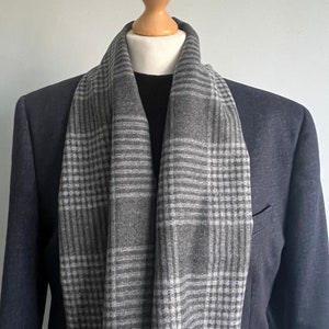 Men&#39;s Plaid Viscose Scarf: Soft Light & Dark Grey