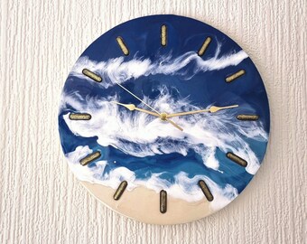 Wanduhr Ozean: Beach Wave Art, goldene Ziffern (33 cm)