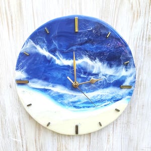 Reloj de pared de resina con diseño de olas marinas: Arte playero, dígitos dorados ** DISPONIBLE AHORA **