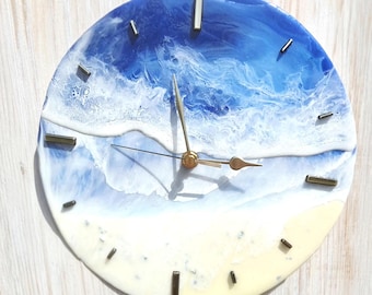 Wanduhr aus Kunstharz mit Meereswellenmotiv: Strandwellenmotiv, goldene Ziffern (24 cm) JETZT ERHÄLTLICH